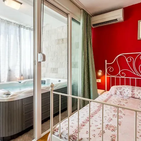 Antonia With Jacuzzi Apartamento *